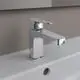 Chromene Waschtischarmatur von Ideal Standard mit flachem, geradem Auslauf und Bedienhebel. Die Armatur ist auf einem weißen Waschbecken montiert.